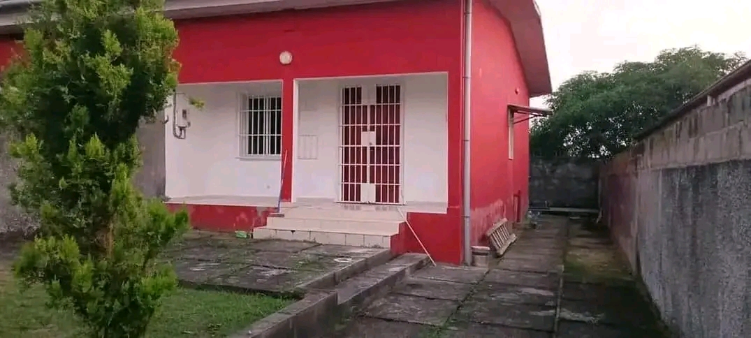 studio à louer situé au charbonnage prix:220.000f 