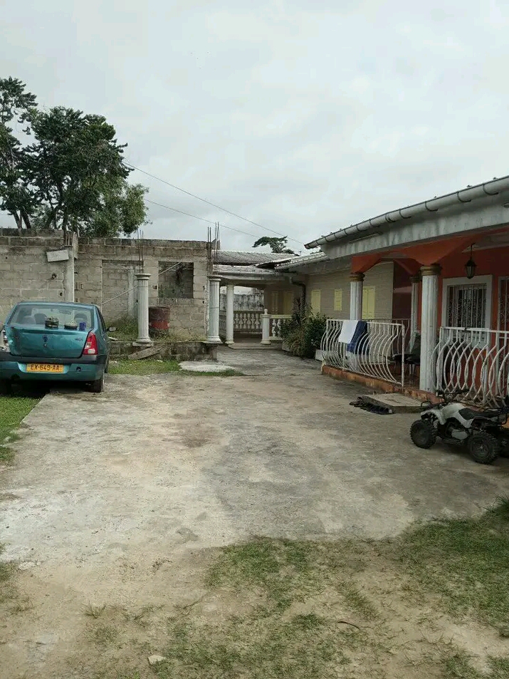 maison à okala après l auberge en voie secondaire accès véhicule à deux dans la barrière 